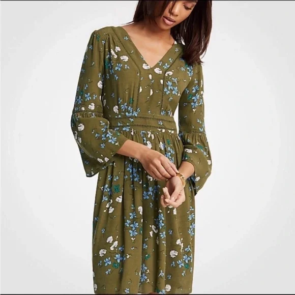 Ann Taylor Floral Cutout Flare Sleeve Dress Size 6